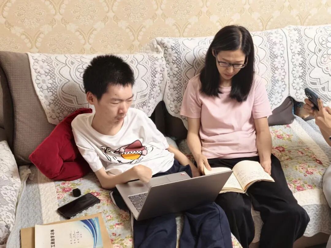 高考640分，全身几近瘫痪的“铁路娃”，被理想大学录取！