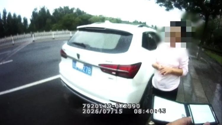 济南同一地,两车用口罩遮挡号牌同时被查,车主竟是母女 济南同一地,两车用口罩遮挡号牌同时被查,车主竟是母女