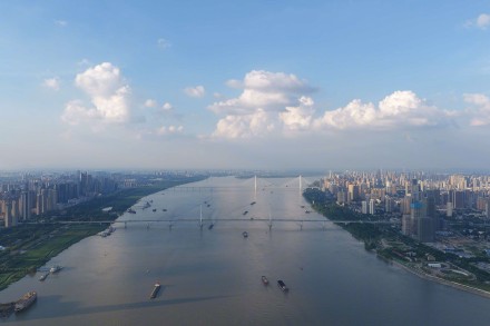 长江航运上半年吞吐量近20亿吨 长江航运上半年吞吐量近20亿吨