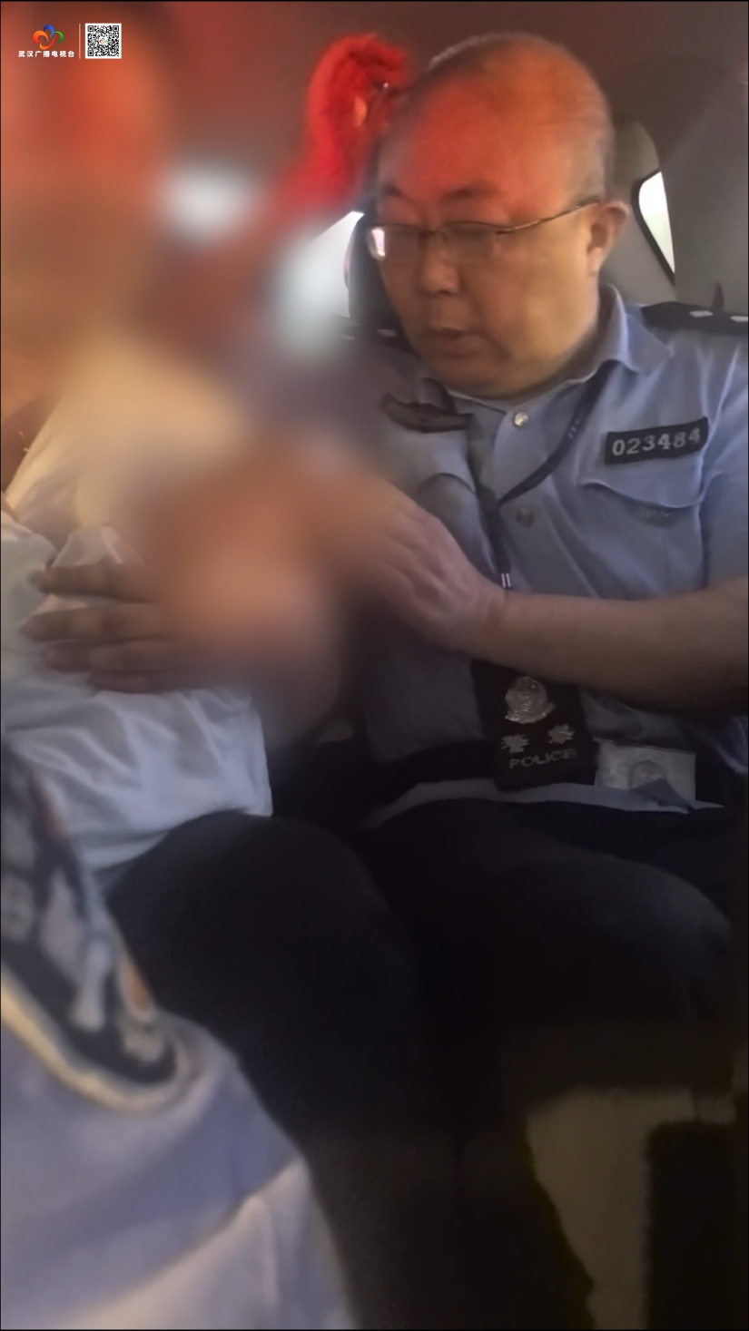 “嘴唇都紫了！”晚高峰车流中，民警拉响警笛喊了一句：“快上车！”