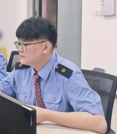 党鑫蕊倒在救灾现场,父亲说:让他再看一眼工作过的车站…… 党鑫蕊倒在救灾现场,父亲说:让他再看一眼工作过的车站……