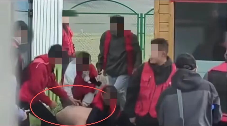 7名工作人员参与围殴旅游车司机!警方介入,涉事景区致歉—— 7名工作人员参与围殴旅游车司机!警方介入,涉事景区致歉——