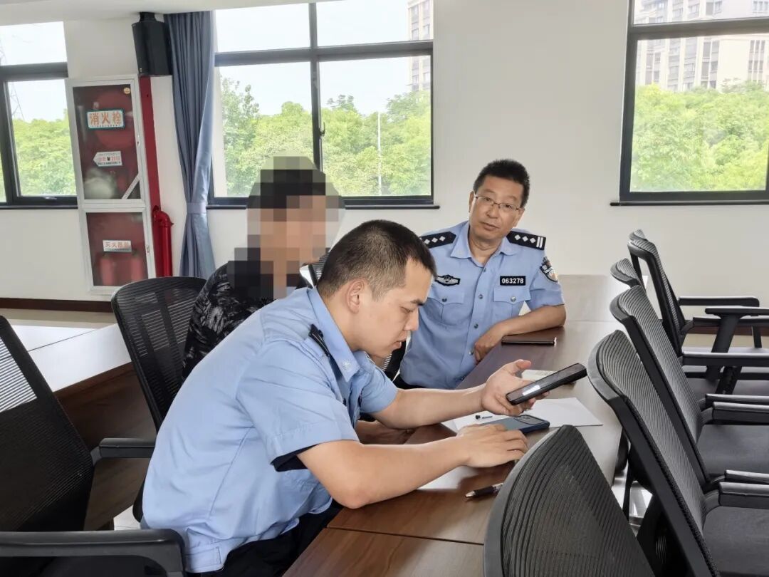 “黄警官,我好像摊上大事了……” “黄警官,我好像摊上大事了……”