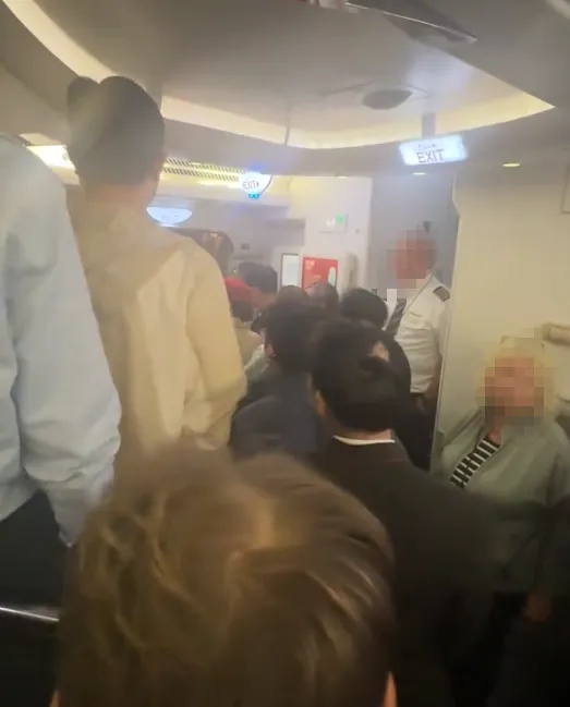 阿联酋航空致歉!三百多名乘客备降杭州,被困机舱超10小时,有人因高温晕倒 阿联酋航空致歉!三百多名乘客备降杭州,被困机舱超10小时,有人因高温晕倒