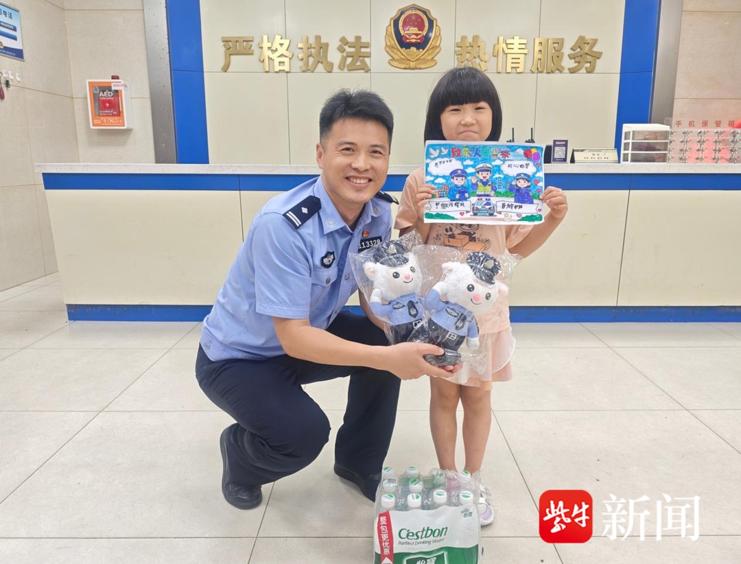 太暖心!高温天小女孩抱手绘、拎矿泉水看望执勤民警 太暖心!高温天小女孩抱手绘、拎矿泉水看望执勤民警