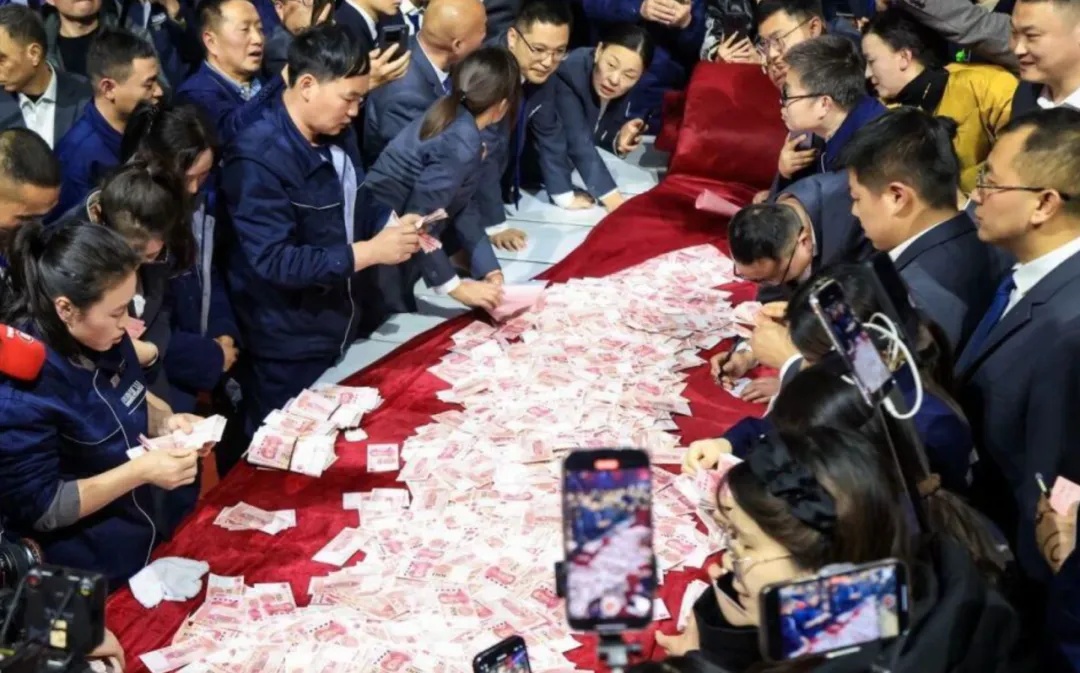 员工嫌母亲丢人不让她参加婚礼,被“最爱发钱老板”当场辞退 员工嫌母亲丢人不让她参加婚礼,被“最爱发钱老板”当场辞退