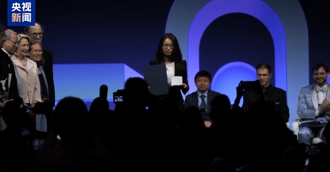王虹、邓煜回应获菲尔兹奖:希望大家勇敢去做自己喜欢的事,期待未来有更多中国青年数学家走向世界舞台 王虹、邓煜回应获菲尔兹奖:希望大家勇敢去做自己喜欢的事,期待未来有更多中国青年数学家走向世界舞台