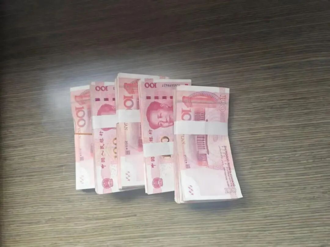 女子刚取出6万元现金，民警当场把她拦下……