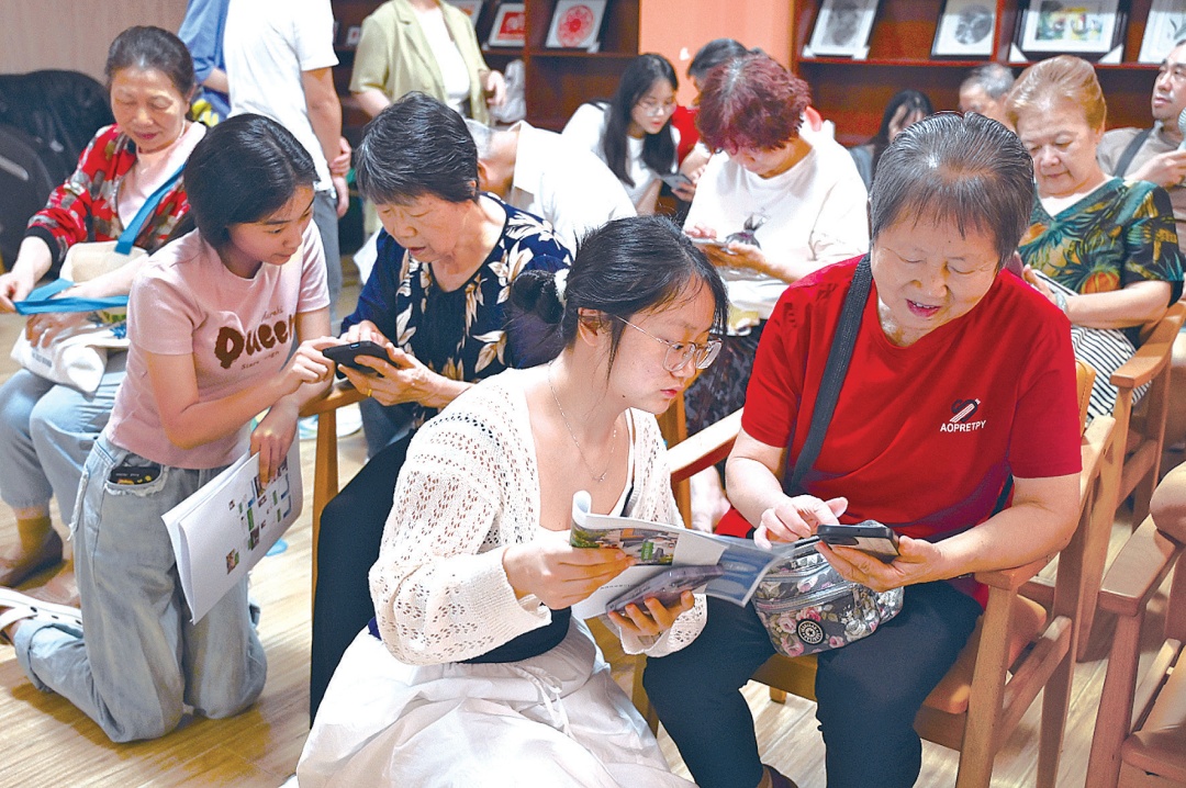 大学生当“老师”，退休老人做“学生”，这场“朝夕”之约太温暖了！