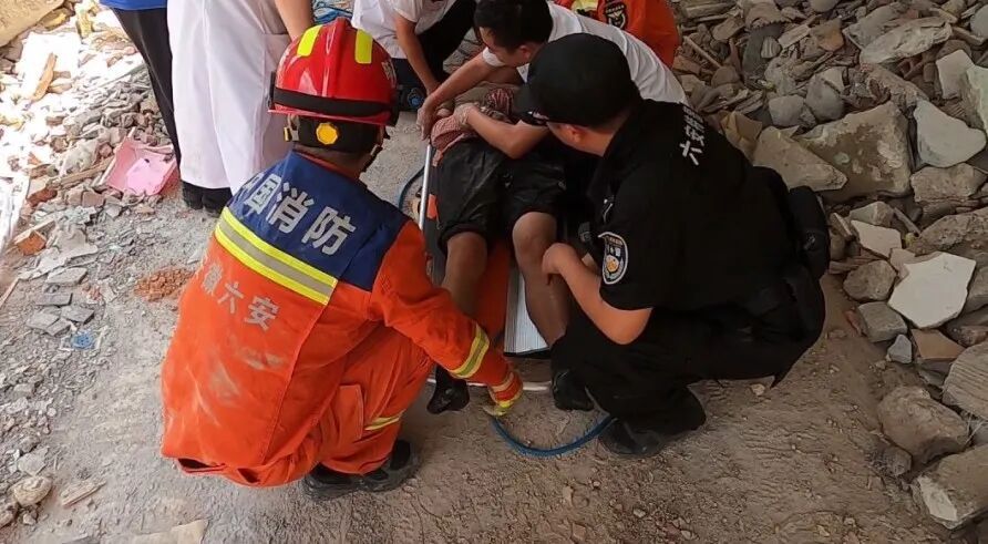 惊险!工人不慎从三楼坠落,工友紧急报警求助 惊险!工人不慎从三楼坠落,工友紧急报警求助