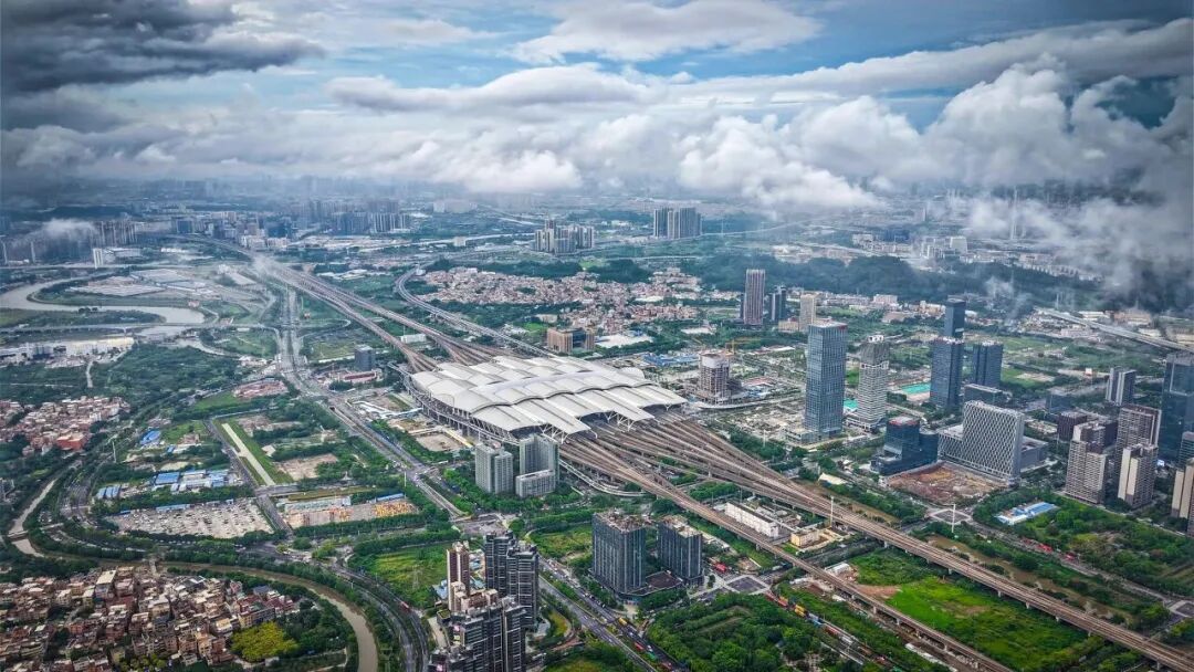受台风“红霞”影响，广州南站25日部分列车停运