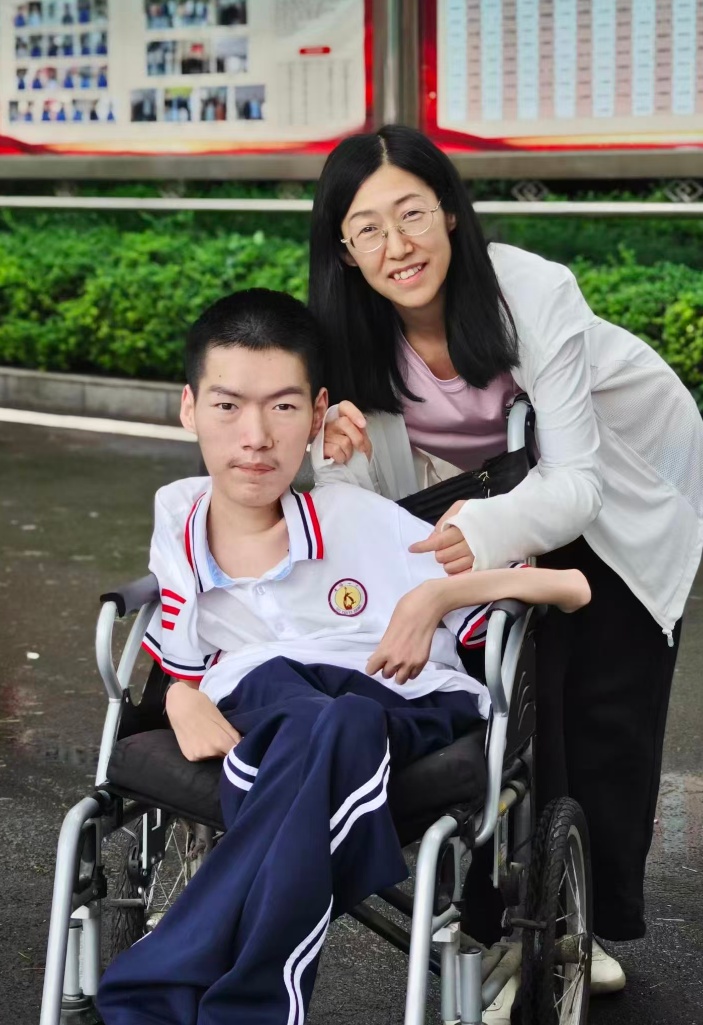 高考640分，全身几近瘫痪的“铁路娃”，被理想大学录取！