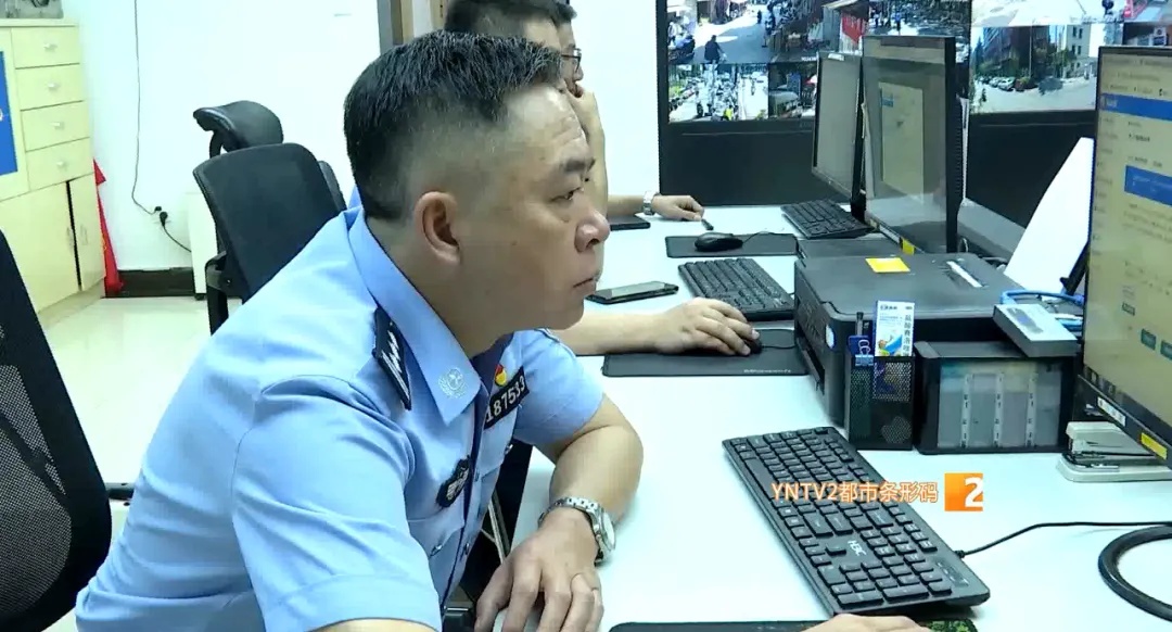 女子提名牌包,顺手偷走桌上千元手机,她的这个举动让老公都不敢相信 女子提名牌包,顺手偷走桌上千元手机,她的这个举动让老公都不敢相信