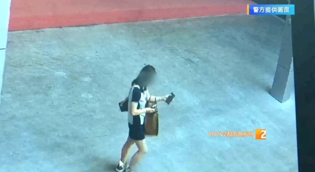女子提名牌包,顺手偷走桌上千元手机,她的这个举动让老公都不敢相信 女子提名牌包,顺手偷走桌上千元手机,她的这个举动让老公都不敢相信