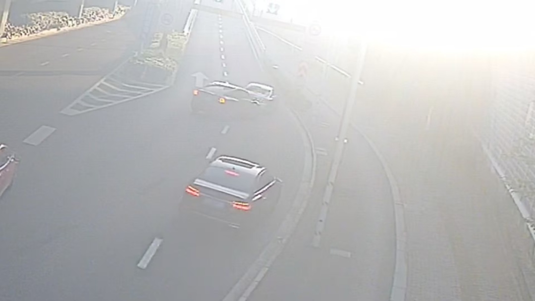 “碰瓷”团伙引诱他人无证驾驶,致事故后“私了”?上海警方出手了! “碰瓷”团伙引诱他人无证驾驶,致事故后“私了”?上海警方出手了!