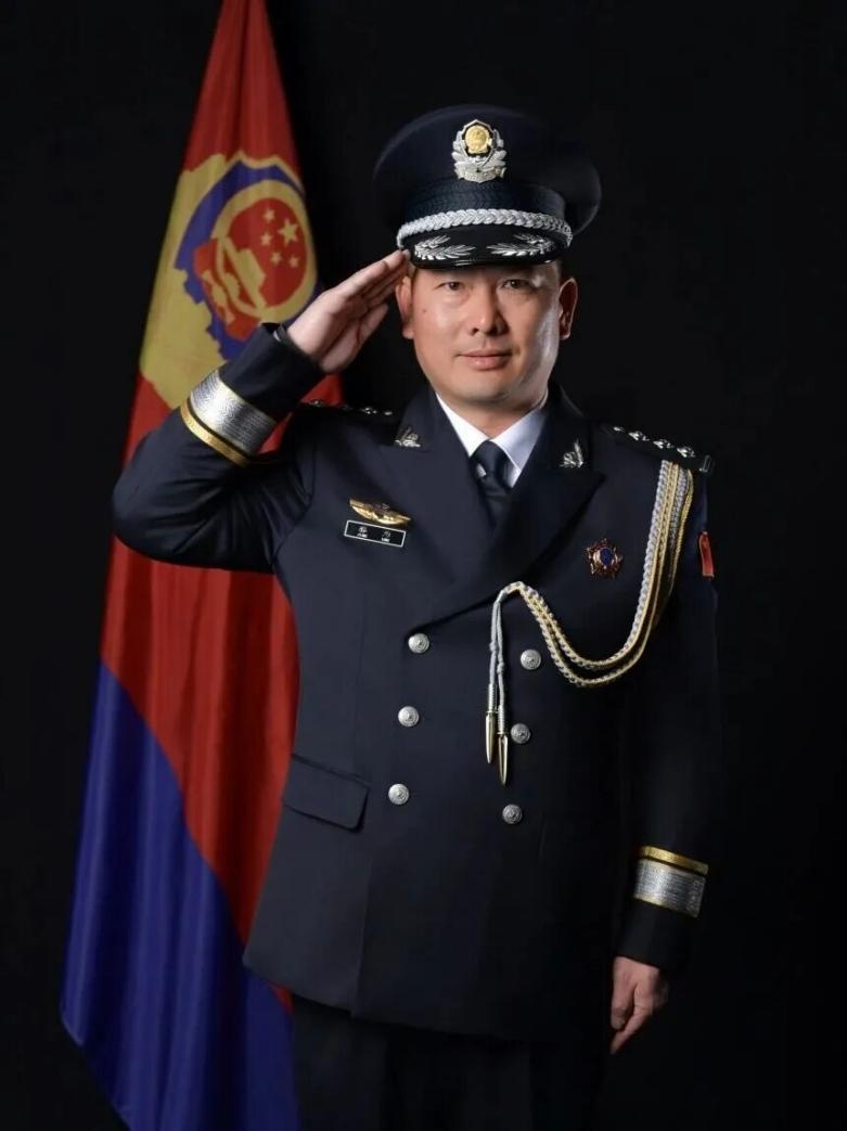 “还得是我爸出手！” 休假民警跳入湘江救回落水儿童