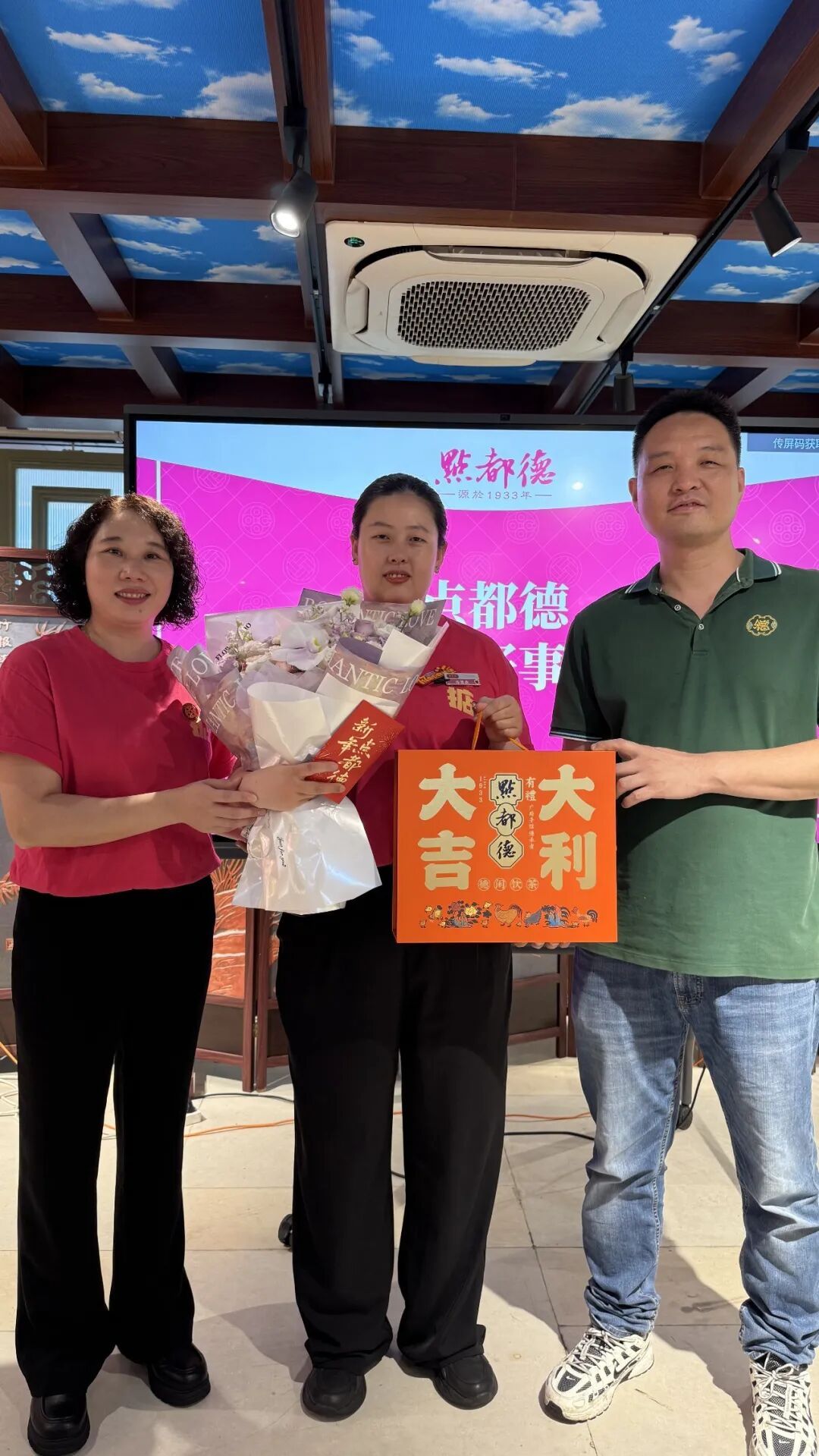 再晚半小时人就没了!男子来杭旅游在商场肚子突然变大,饭店女员工三句话,抢回一条命 再晚半小时人就没了!男子来杭旅游在商场肚子突然变大,饭店女员工三句话,抢回一条命