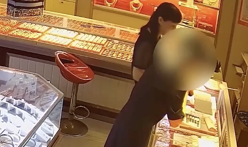 女子进店就要买300克黄金,店主却发现一个反常细节…… 女子进店就要买300克黄金,店主却发现一个反常细节……