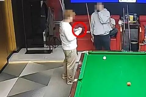 一男子声称被殴打报警,揭开台球厅里暗藏的“追分赌局”…… 一男子声称被殴打报警,揭开台球厅里暗藏的“追分赌局”……