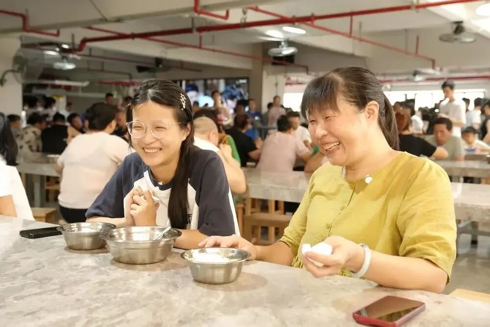 这家工厂暑假免费帮员工带娃还管饭,老板回应来了…… 这家工厂暑假免费帮员工带娃还管饭,老板回应来了……