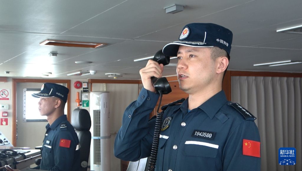 菲律宾公务船冲闯黄岩岛附近海域 菲律宾公务船冲闯黄岩岛附近海域