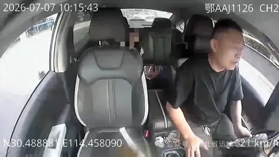 “我可以闯红灯吗?”晚高峰里,这句报备让人瞬间破防 “我可以闯红灯吗?”晚高峰里,这句报备让人瞬间破防