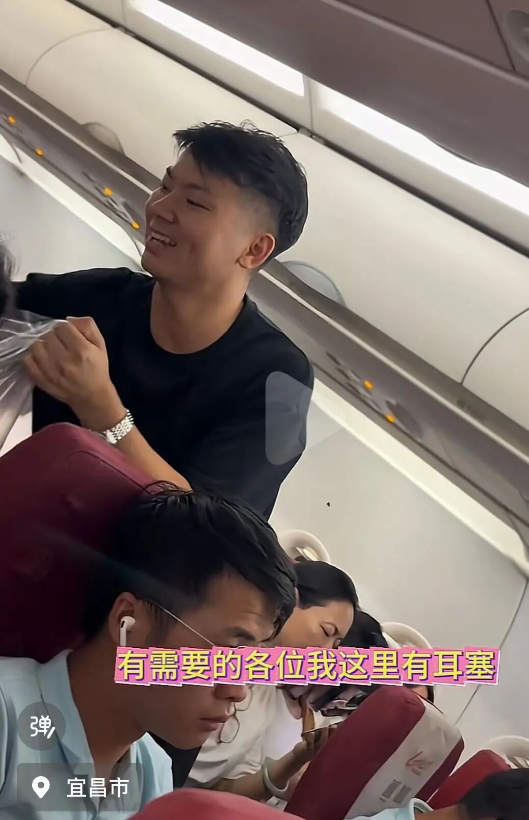 宝爸怕8个月宝宝深夜乘机吵到乘客,提前备100副耳塞发出20多副,当事人回应 宝爸怕8个月宝宝深夜乘机吵到乘客,提前备100副耳塞发出20多副,当事人回应