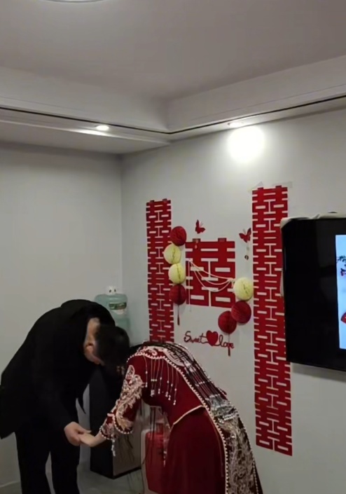 夫妻分享2年前花200多元办婚礼,如今生活越来越好,大家的祝福让婚礼变得更有意义 夫妻分享2年前花200多元办婚礼,如今生活越来越好,大家的祝福让婚礼变得更有意义