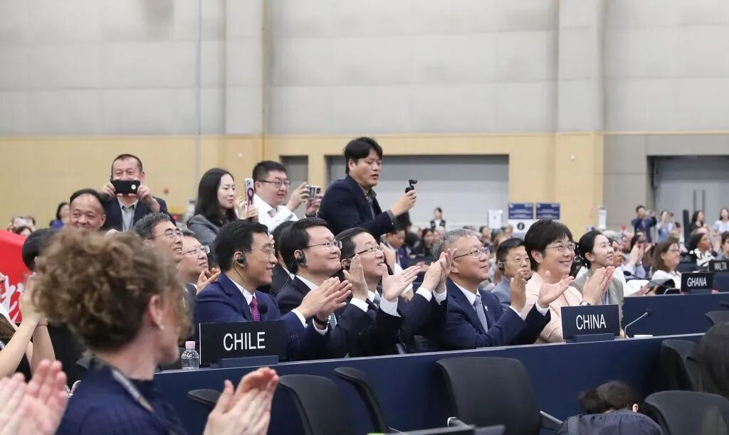 多国代表:祝贺中国 多国代表:祝贺中国