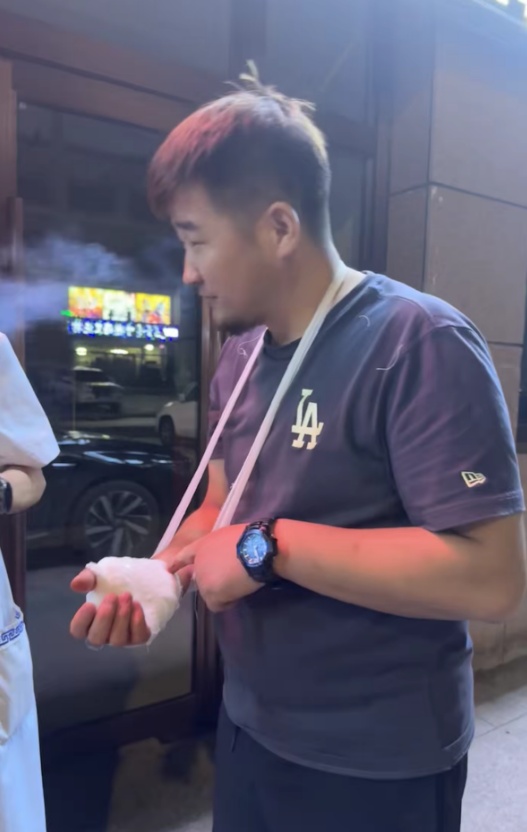 内蒙古一对夫妇救助被困铁丝网的狍子,手掌反被其蹬伤缝合11针 内蒙古一对夫妇救助被困铁丝网的狍子,手掌反被其蹬伤缝合11针