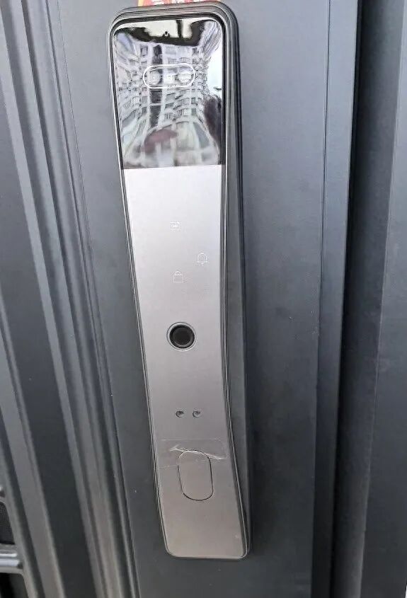 老人穿着内裤被锁门外,遭开锁师傅坐地起价 老人穿着内裤被锁门外,遭开锁师傅坐地起价