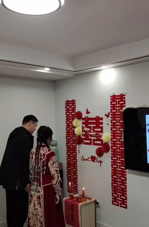 夫妻分享2年前花200多元办婚礼,如今生活越来越好,大家的祝福让婚礼变得更有意义 夫妻分享2年前花200多元办婚礼,如今生活越来越好,大家的祝福让婚礼变得更有意义