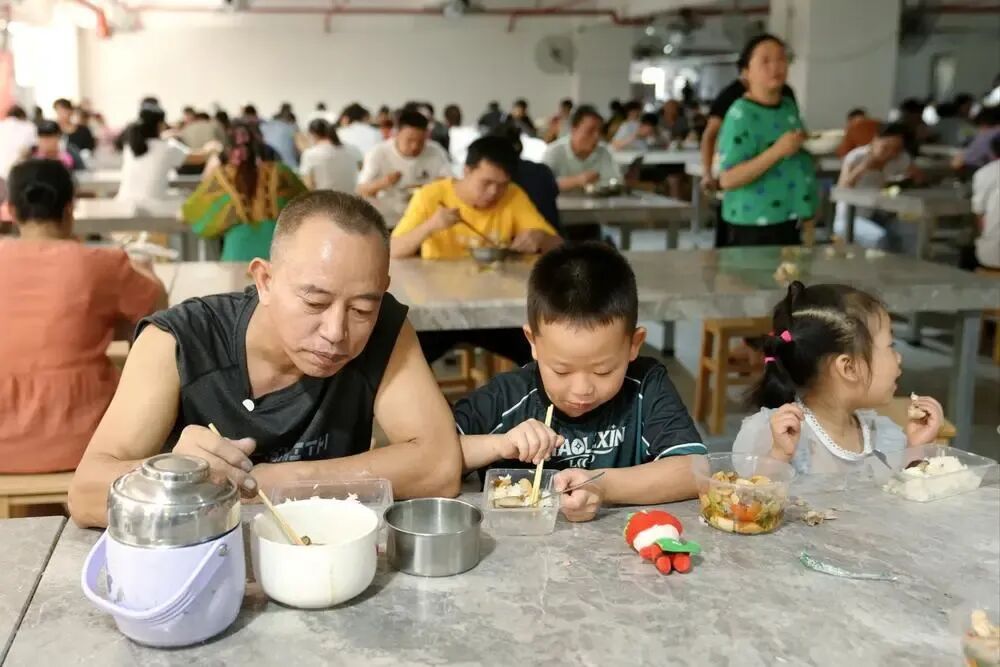 这家工厂暑假免费帮员工带娃还管饭,老板回应来了…… 这家工厂暑假免费帮员工带娃还管饭,老板回应来了……