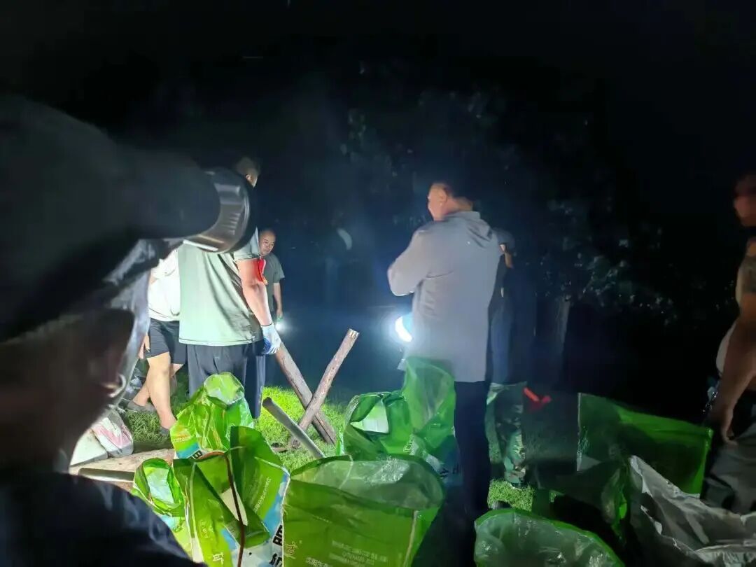 辽宁副镇长王天贺,带着两枚心脏支架,冲上防汛一线,突发心脏病逝世,年仅46岁 辽宁副镇长王天贺,带着两枚心脏支架,冲上防汛一线,突发心脏病逝世,年仅46岁