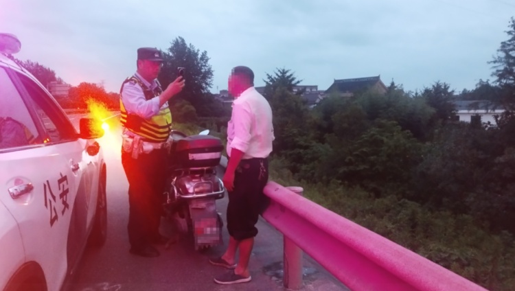电动自行车上高速!驾驶员:“我走的边上车道,感觉挺安全……” 电动自行车上高速!驾驶员:“我走的边上车道,感觉挺安全……”