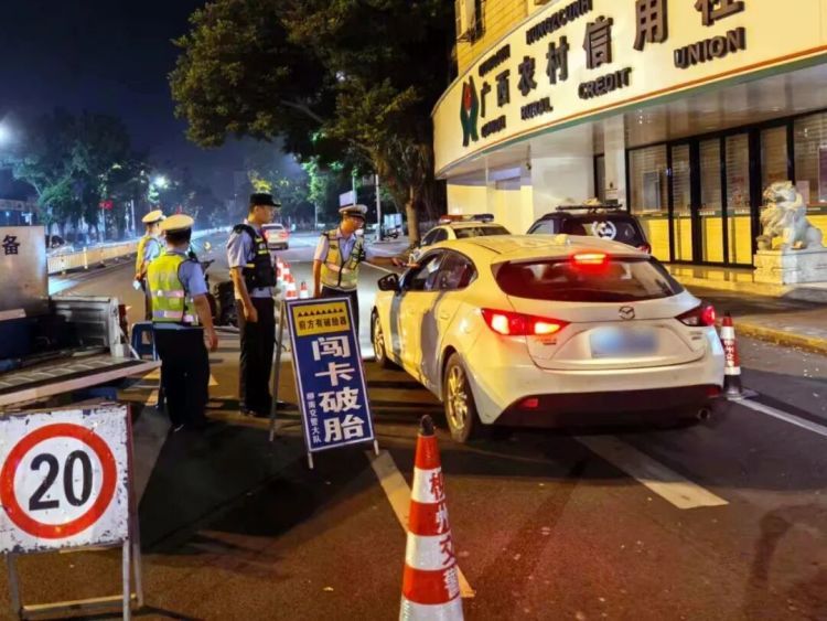 凌晨出击!柳州警方一夜劝返21人,抓获2人,查获管制器具 凌晨出击!柳州警方一夜劝返21人,抓获2人,查获管制器具