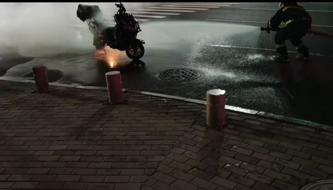 又一起，电动自行车骑着骑着突起火