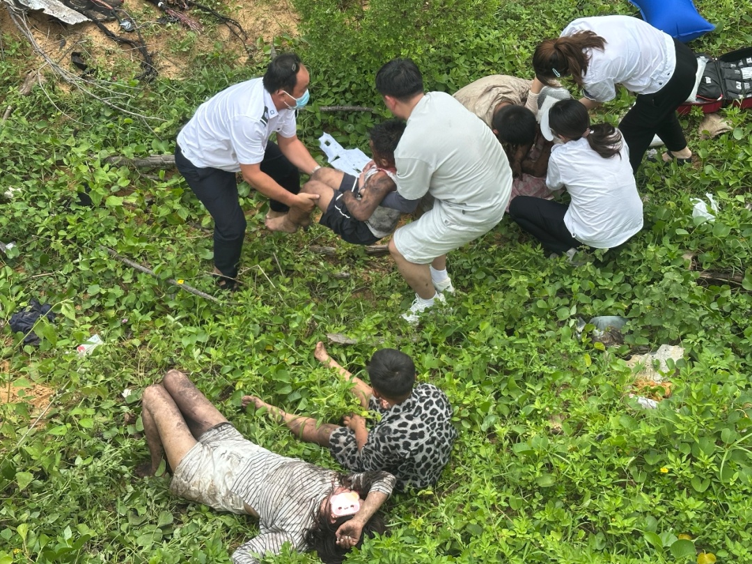 民警海南休假遇车祸现场,一声“我是警察”稳住全场 民警海南休假遇车祸现场,一声“我是警察”稳住全场