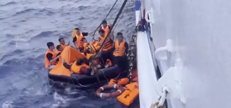 越南籍船舶南海遇险沉没，目前已有44人获救，中方出动6艘船舶、1架救助直升机