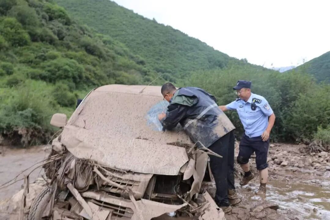 甘肃渭源山洪灾害已救出174人,公安机关出动300余人次参与应急救援 甘肃渭源山洪灾害已救出174人,公安机关出动300余人次参与应急救援