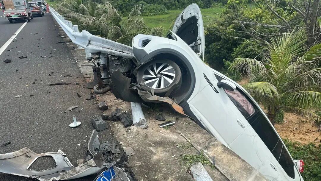 民警海南休假遇车祸现场,一声“我是警察”稳住全场 民警海南休假遇车祸现场,一声“我是警察”稳住全场