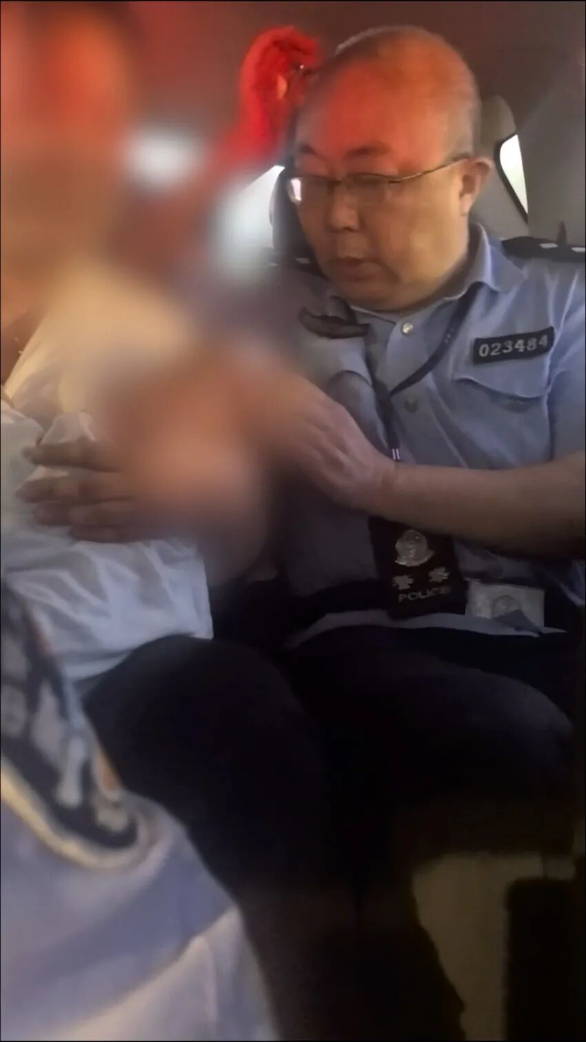 “警察同志,救救孩子!他嘴唇都紫了......” “警察同志,救救孩子!他嘴唇都紫了......”