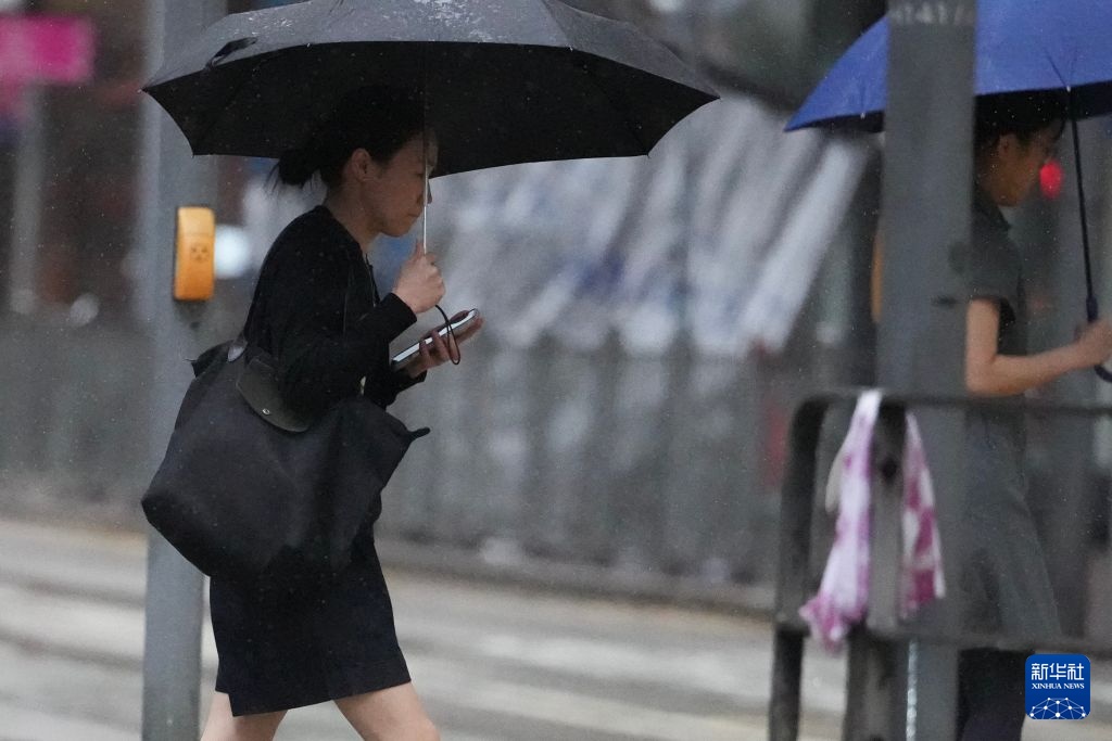 受台风“红霞”影响 香港挂出“八号风球” 受台风“红霞”影响 香港挂出“八号风球”
