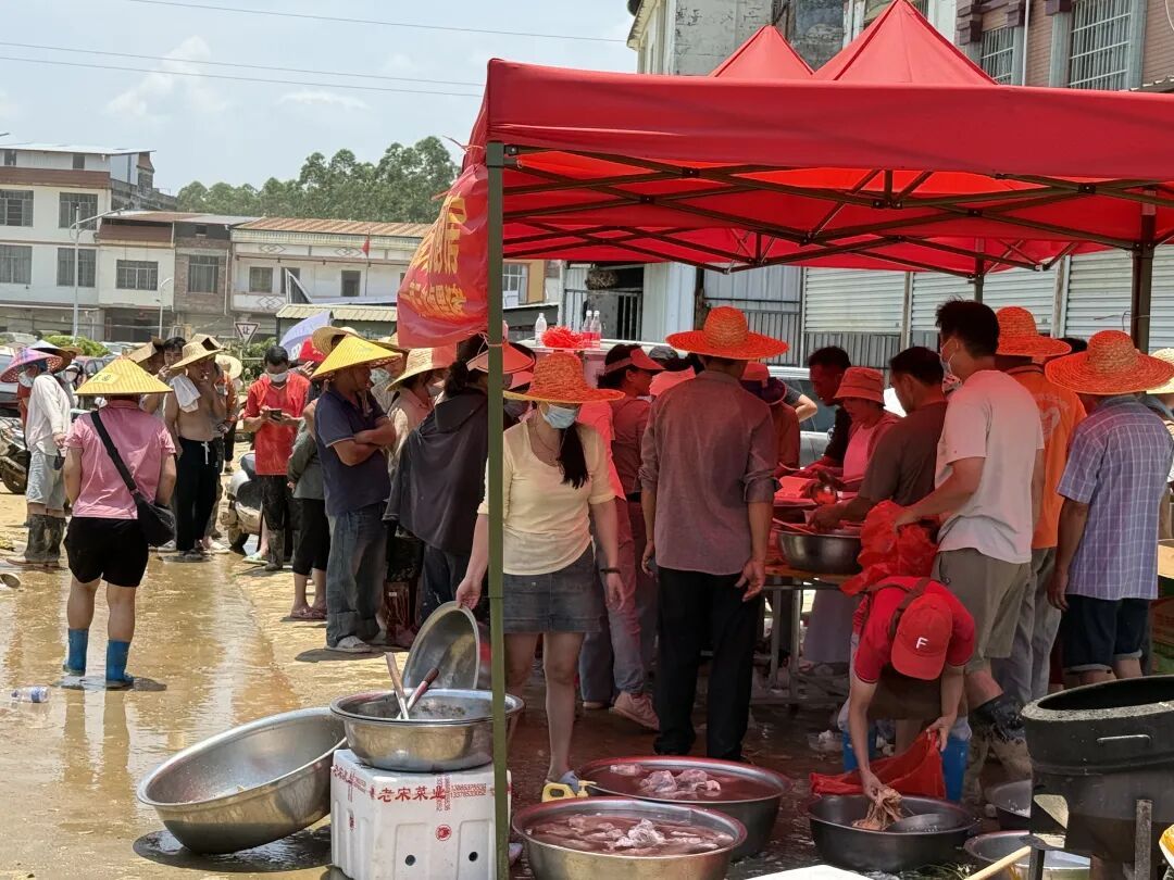 洪灾发生后,那些千里奔赴灾区的普通人,“就是想过来帮一把” 洪灾发生后,那些千里奔赴灾区的普通人,“就是想过来帮一把”