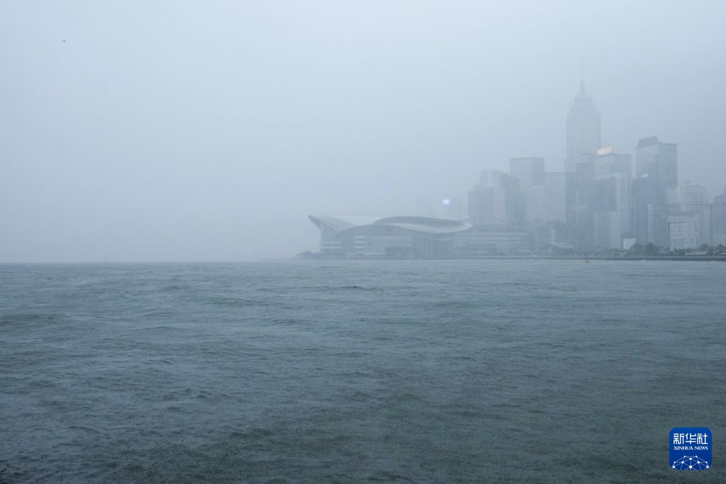 受台风“红霞”影响 香港挂出“八号风球” 受台风“红霞”影响 香港挂出“八号风球”