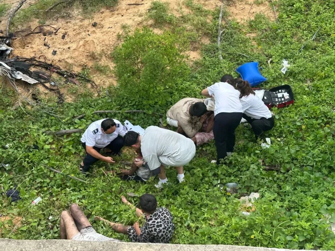 江苏民警“在海南出上警了”!休假路遇车祸,他果断出手…… 江苏民警“在海南出上警了”!休假路遇车祸,他果断出手……