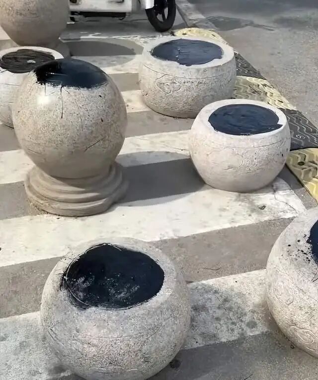 一海水浴场门口隔离石墩被涂抹沥青,游客带娃经过鞋和身上都粘上…… 一海水浴场门口隔离石墩被涂抹沥青,游客带娃经过鞋和身上都粘上……