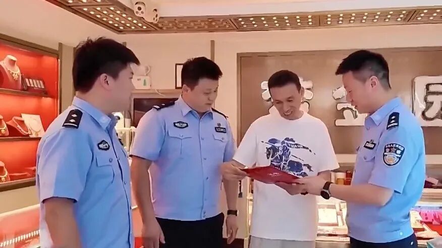 女子进店就要买300克黄金,店主却发现一个反常细节:顾客手机上装着一个小型摄像头 女子进店就要买300克黄金,店主却发现一个反常细节:顾客手机上装着一个小型摄像头