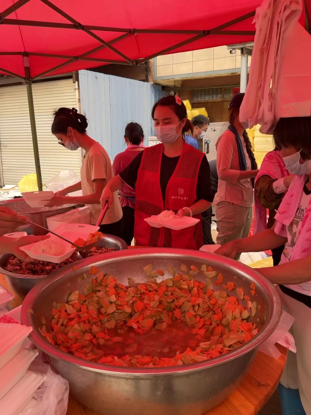 洪灾发生后,那些千里奔赴灾区的普通人,“就是想过来帮一把” 洪灾发生后,那些千里奔赴灾区的普通人,“就是想过来帮一把”
