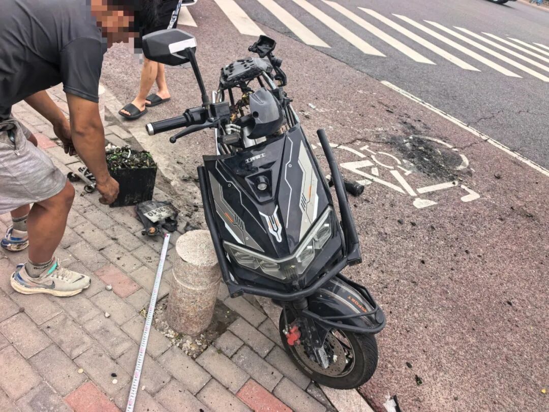 又一起，电动自行车骑着骑着突起火